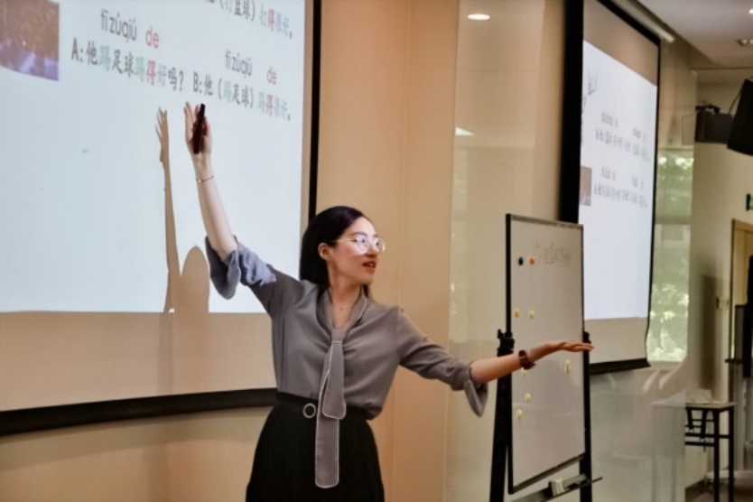 图片包含 人, 站, 女人, 前

描述已自动生成