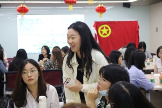 一群人在房间里

描述已自动生成