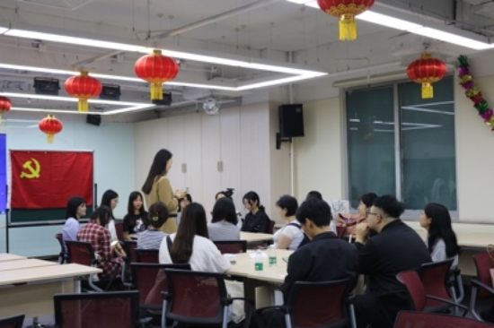 餐厅里的人们

中度可信度描述已自动生成